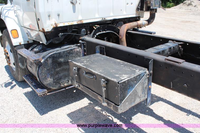 image for item J3183 1995 Ford LTS9000 cab and chassis