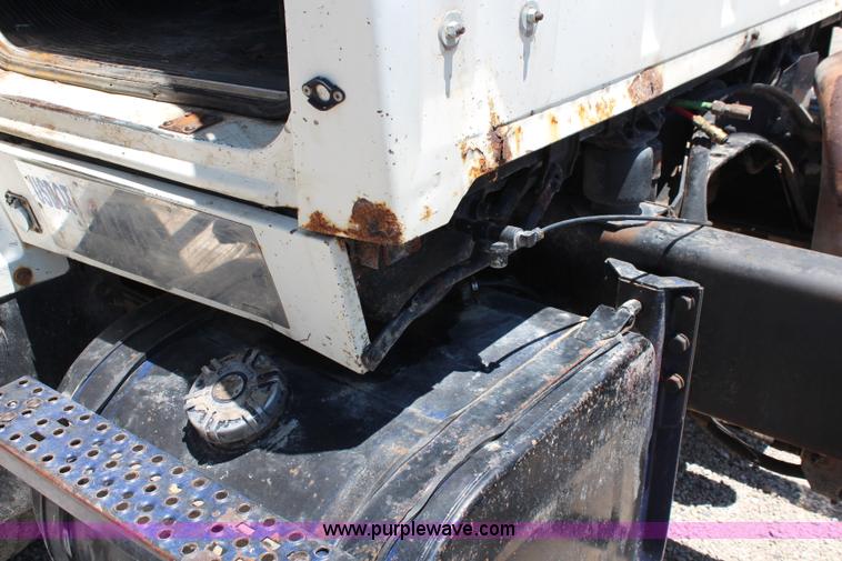 image for item J3183 1995 Ford LTS9000 cab and chassis