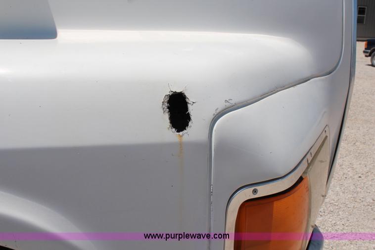 image for item J3183 1995 Ford LTS9000 cab and chassis