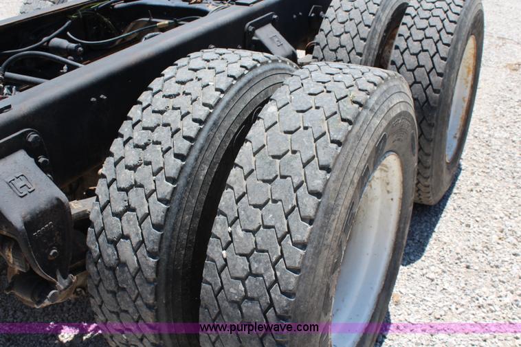 image for item J3183 1995 Ford LTS9000 cab and chassis