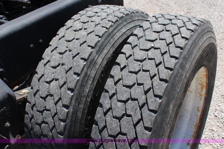 image for item J3183 1995 Ford LTS9000 cab and chassis