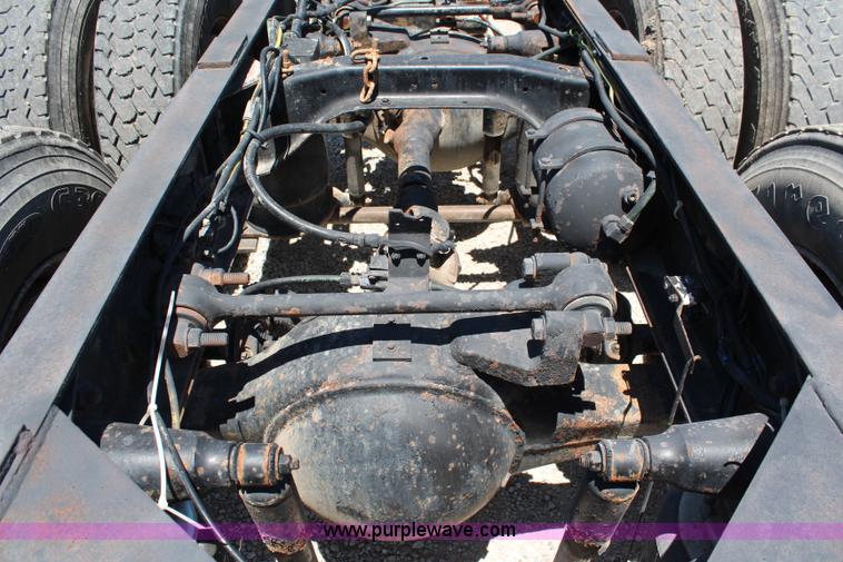 image for item J3183 1995 Ford LTS9000 cab and chassis