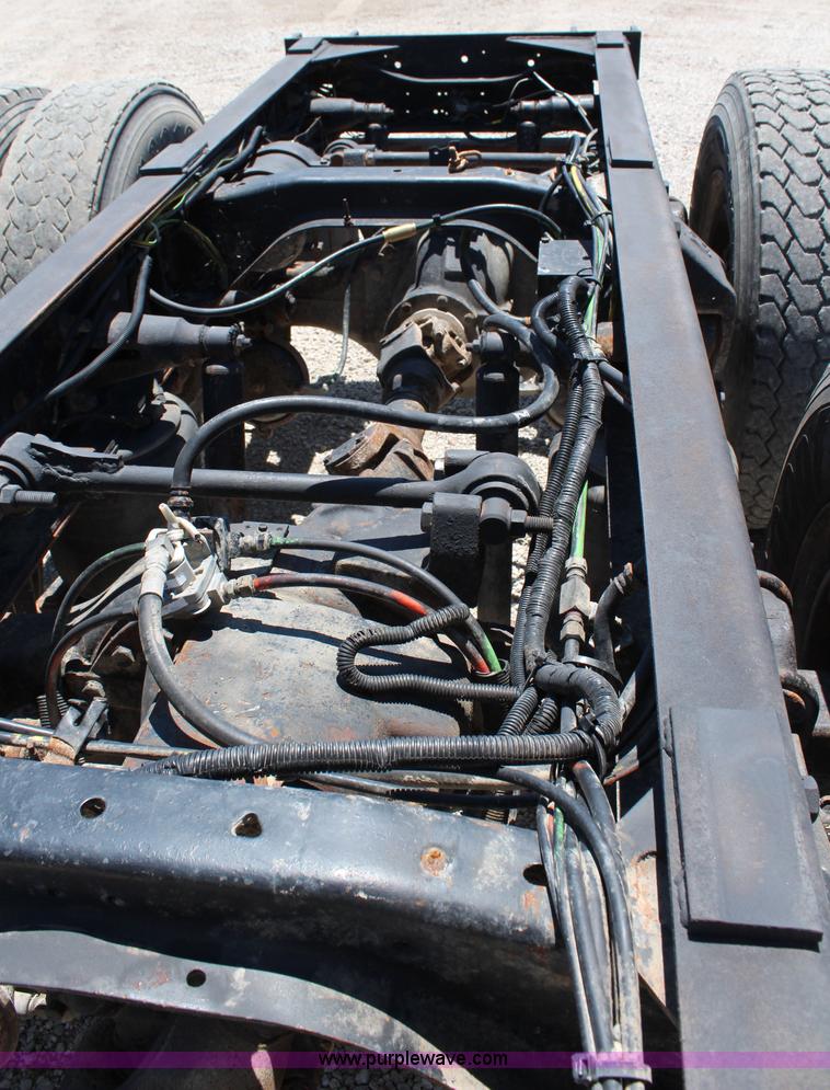 image for item J3183 1995 Ford LTS9000 cab and chassis