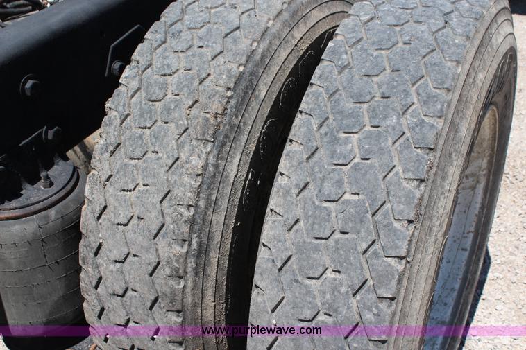 image for item J3183 1995 Ford LTS9000 cab and chassis