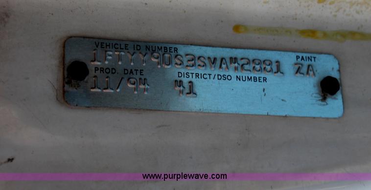 image for item J3183 1995 Ford LTS9000 cab and chassis