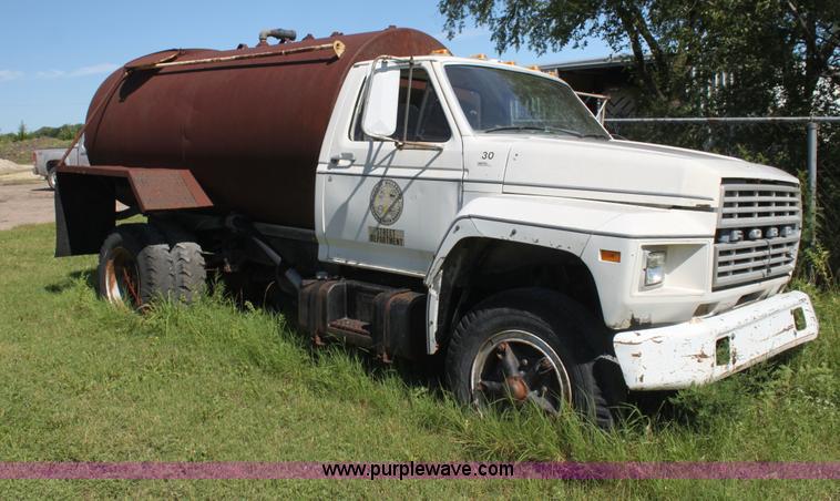 image for item AJ9404 1982 Ford F700 Honey Wagon tanker truck