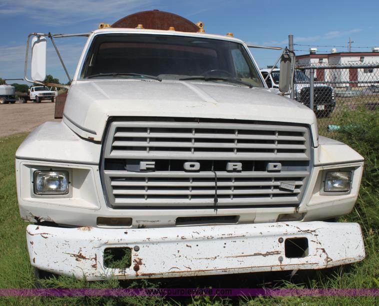 image for item AJ9404 1982 Ford F700 Honey Wagon tanker truck