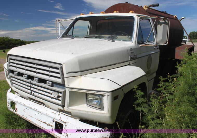 image for item AJ9404 1982 Ford F700 Honey Wagon tanker truck