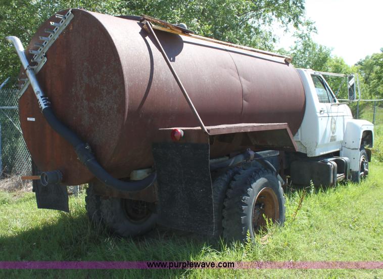 image for item AJ9404 1982 Ford F700 Honey Wagon tanker truck