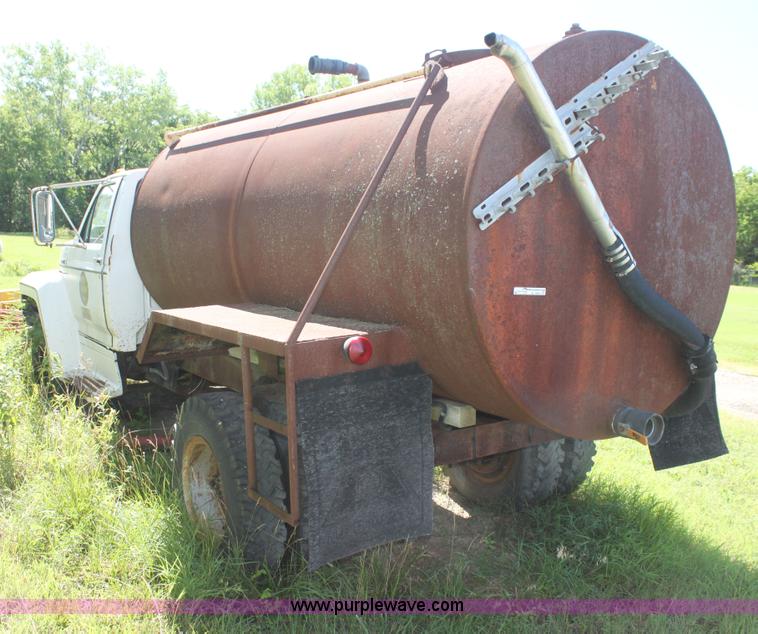 image for item AJ9404 1982 Ford F700 Honey Wagon tanker truck
