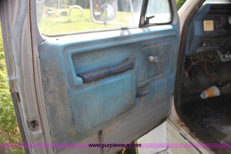 image for item AJ9404 1982 Ford F700 Honey Wagon tanker truck