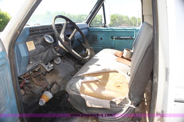 image for item AJ9404 1982 Ford F700 Honey Wagon tanker truck