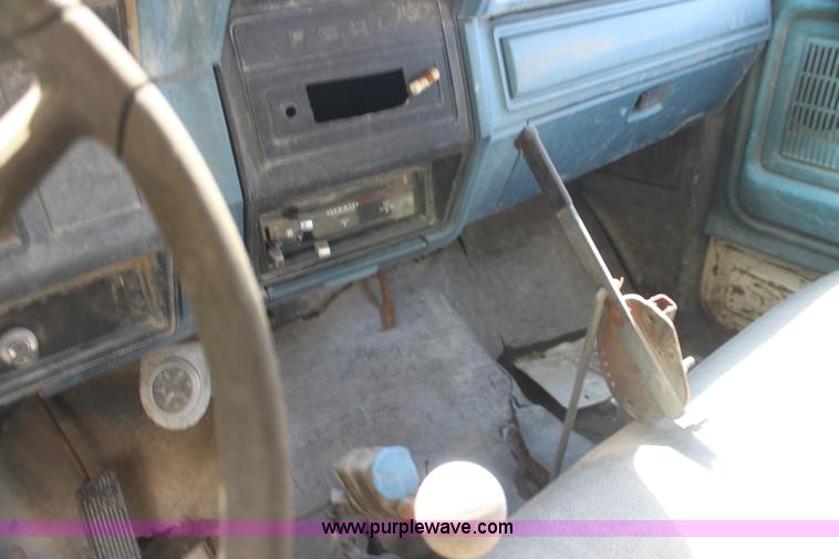 image for item AJ9404 1982 Ford F700 Honey Wagon tanker truck