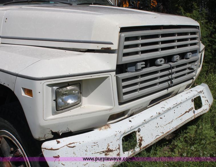 image for item AJ9404 1982 Ford F700 Honey Wagon tanker truck