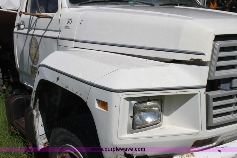 image for item AJ9404 1982 Ford F700 Honey Wagon tanker truck