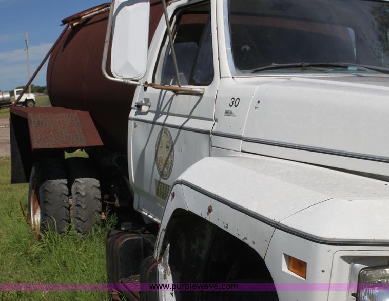 image for item AJ9404 1982 Ford F700 Honey Wagon tanker truck