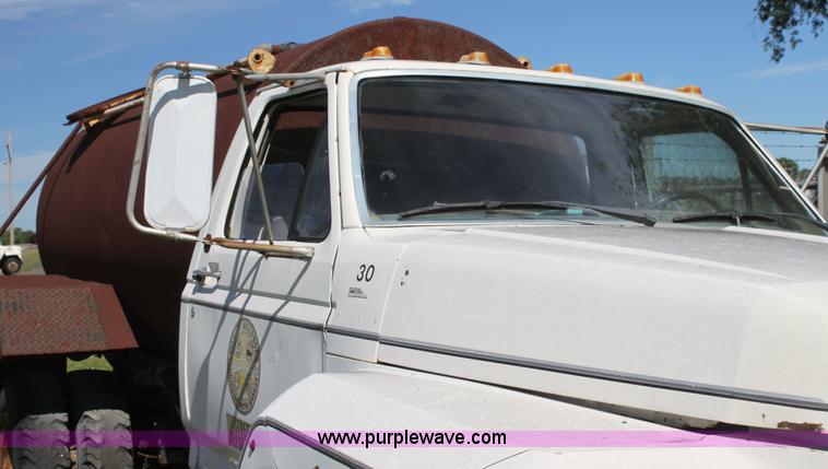 image for item AJ9404 1982 Ford F700 Honey Wagon tanker truck