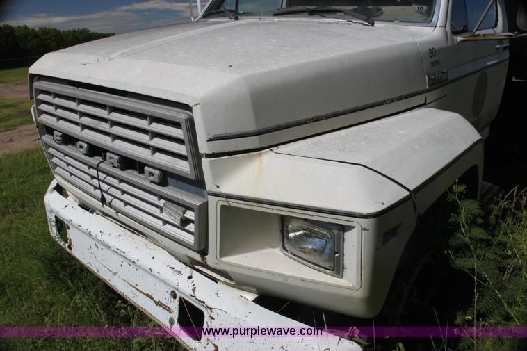 image for item AJ9404 1982 Ford F700 Honey Wagon tanker truck