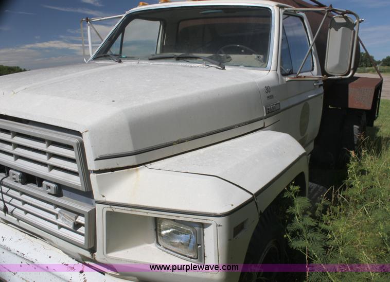 image for item AJ9404 1982 Ford F700 Honey Wagon tanker truck