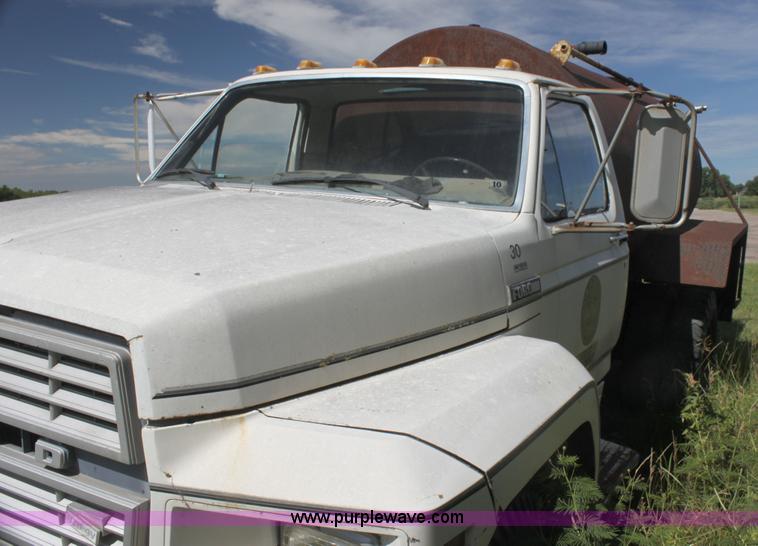 image for item AJ9404 1982 Ford F700 Honey Wagon tanker truck