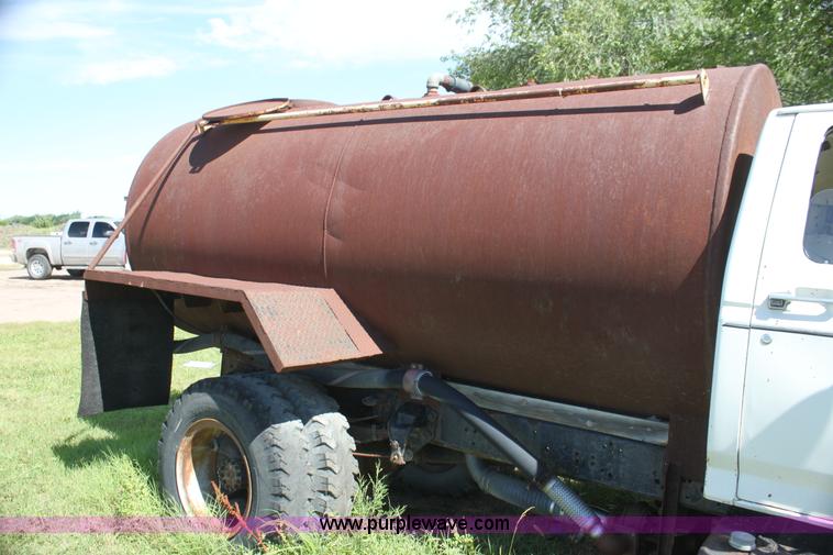 image for item AJ9404 1982 Ford F700 Honey Wagon tanker truck