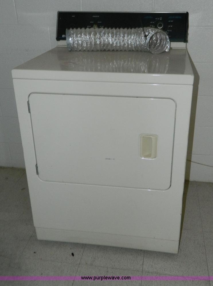 Crosley washing machine in Salina, KS Item AL9817 sold Purple Wave