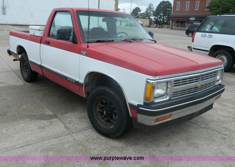 image for item AX9736 1992 Chevrolet S10 pickup truck