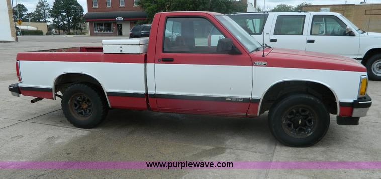 image for item AX9736 1992 Chevrolet S10 pickup truck