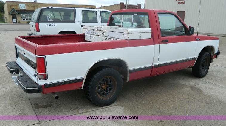 image for item AX9736 1992 Chevrolet S10 pickup truck