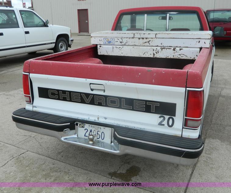image for item AX9736 1992 Chevrolet S10 pickup truck
