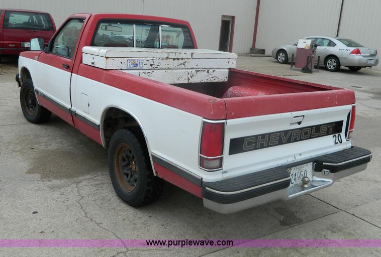 image for item AX9736 1992 Chevrolet S10 pickup truck