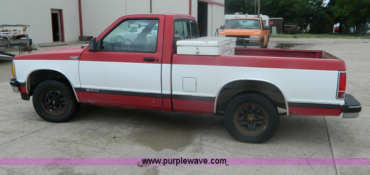image for item AX9736 1992 Chevrolet S10 pickup truck