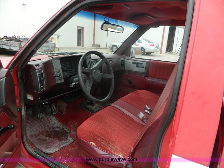 image for item AX9736 1992 Chevrolet S10 pickup truck