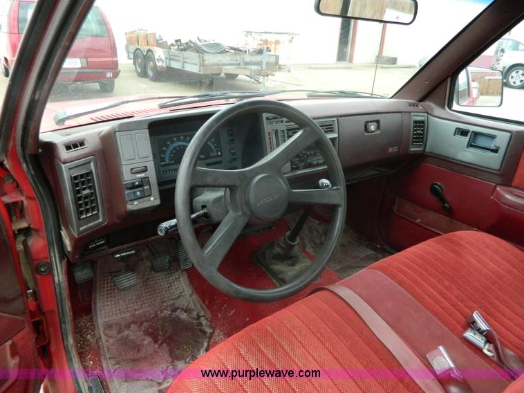 image for item AX9736 1992 Chevrolet S10 pickup truck