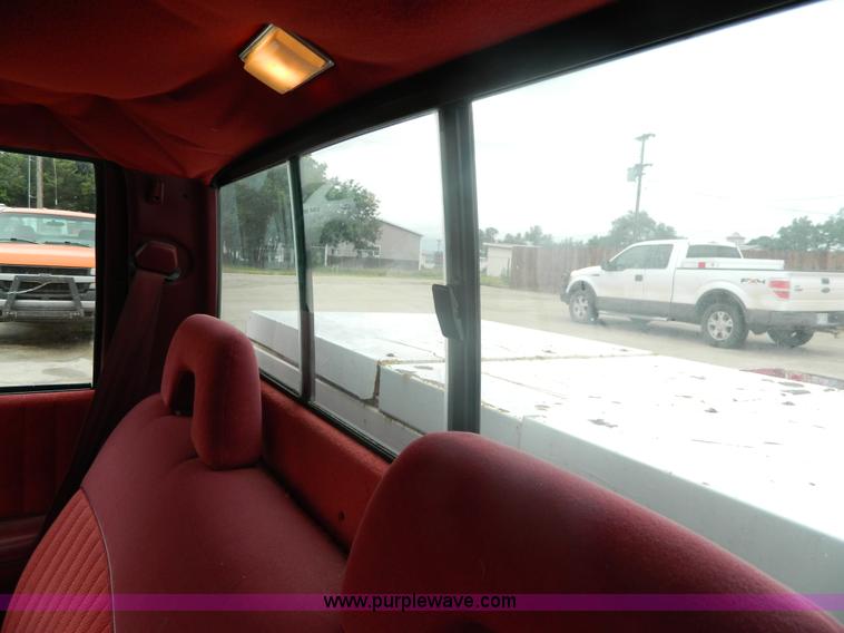 image for item AX9736 1992 Chevrolet S10 pickup truck