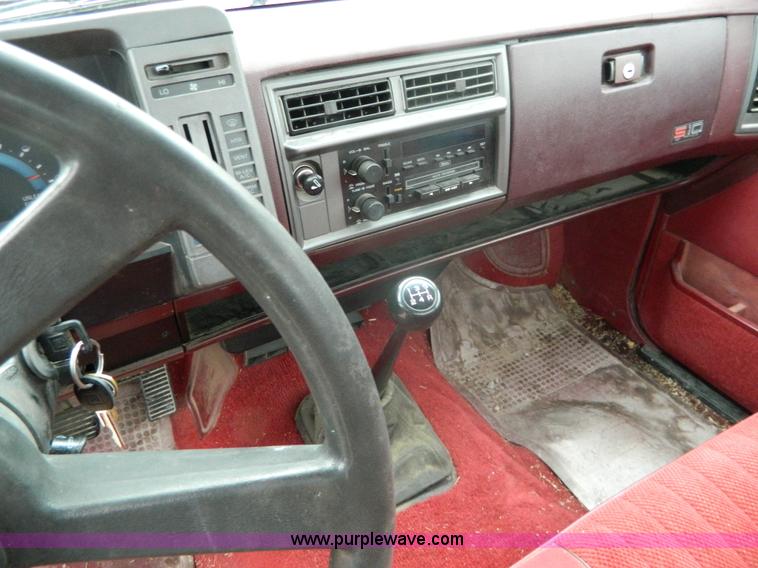 image for item AX9736 1992 Chevrolet S10 pickup truck
