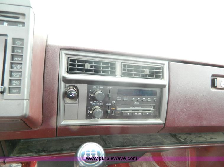 image for item AX9736 1992 Chevrolet S10 pickup truck