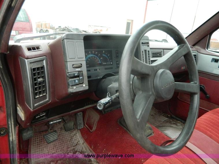 image for item AX9736 1992 Chevrolet S10 pickup truck