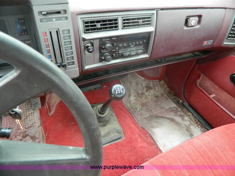 image for item AX9736 1992 Chevrolet S10 pickup truck