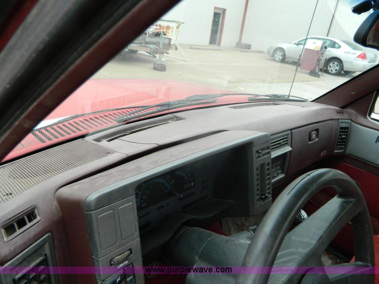 image for item AX9736 1992 Chevrolet S10 pickup truck