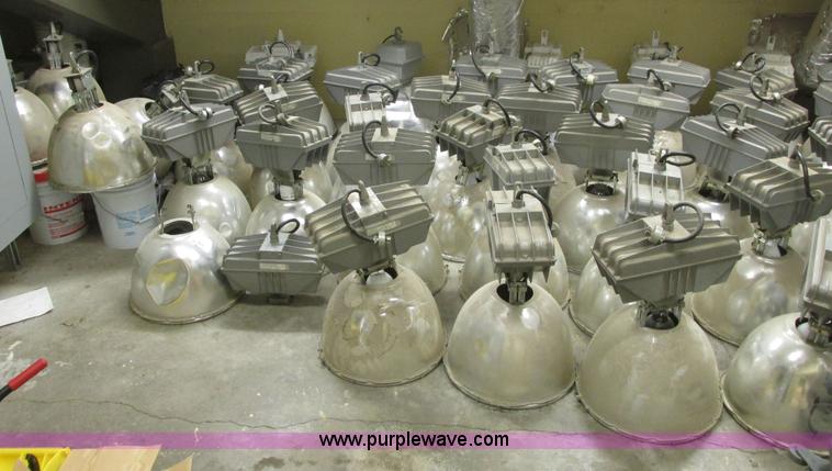 image for item AZ9612 Assorted light fixtures and bulbs