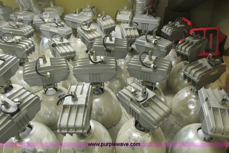 image for item AZ9612 Assorted light fixtures and bulbs