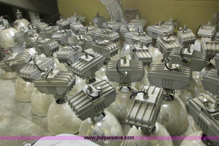 image for item AZ9612 Assorted light fixtures and bulbs