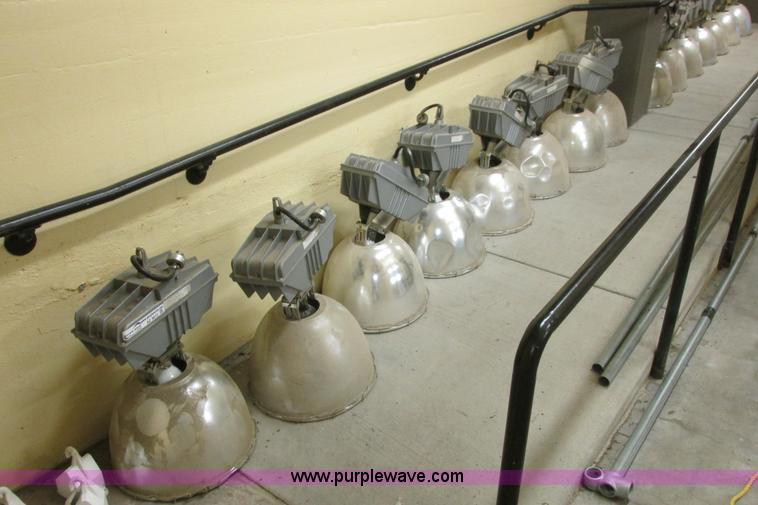 image for item AZ9612 Assorted light fixtures and bulbs