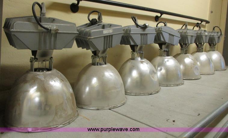 image for item AZ9612 Assorted light fixtures and bulbs