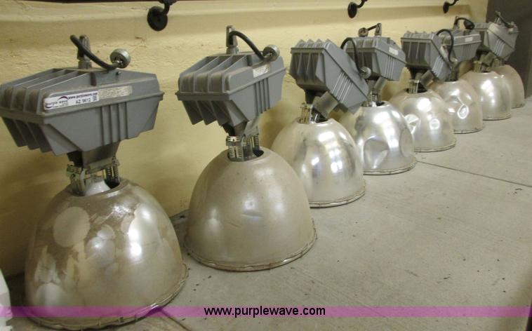 image for item AZ9612 Assorted light fixtures and bulbs