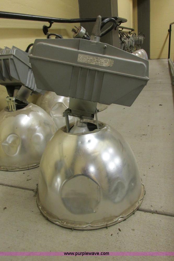 image for item AZ9612 Assorted light fixtures and bulbs