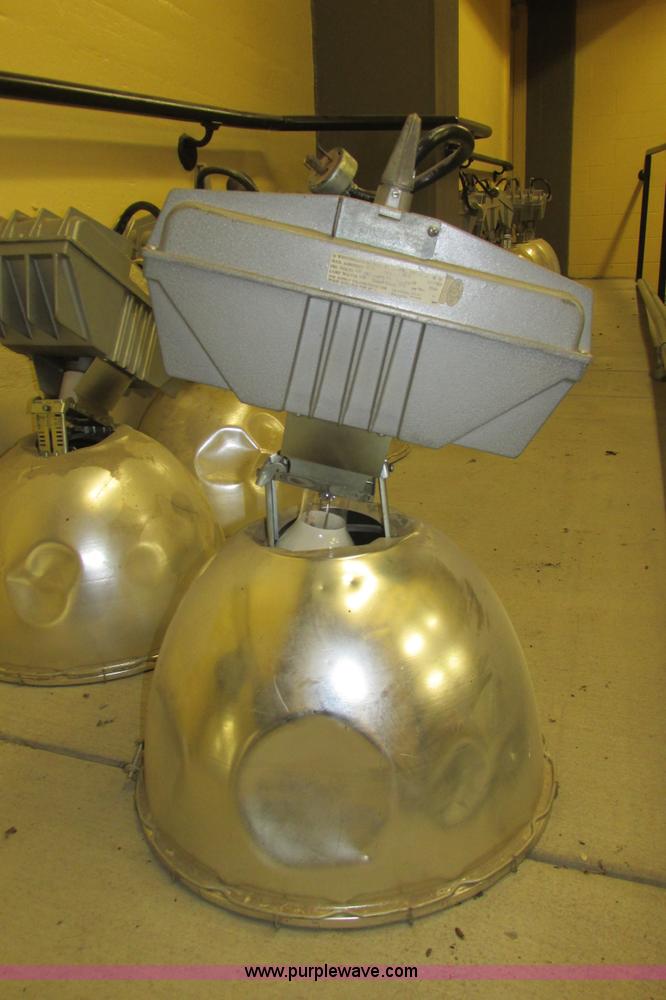 image for item AZ9612 Assorted light fixtures and bulbs