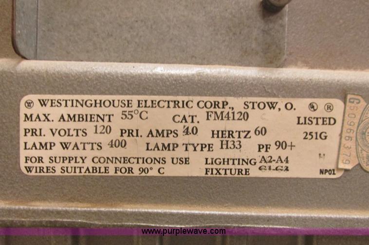 image for item AZ9612 Assorted light fixtures and bulbs