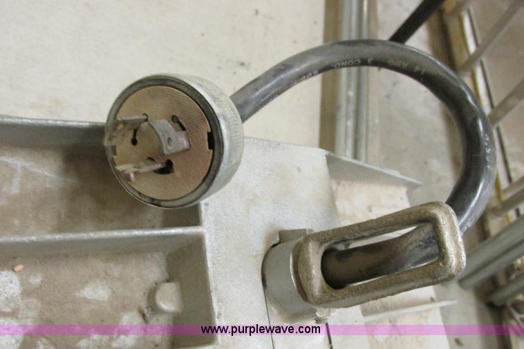 image for item AZ9612 Assorted light fixtures and bulbs